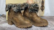 Load image into Gallery viewer, Women&#39;s Winter brown Ankle Boot by Very G &quot;North Park&quot; Foldable Faux Fur Collar