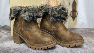 Women's Winter brown Ankle Boot by Very G "North Park" Foldable Faux Fur Collar