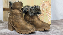 Load image into Gallery viewer, Women&#39;s Winter brown Ankle Boot by Very G &quot;North Park&quot; Foldable Faux Fur Collar
