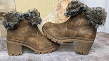 Load image into Gallery viewer, Women&#39;s Winter brown Ankle Boot by Very G &quot;North Park&quot; Foldable Faux Fur Collar