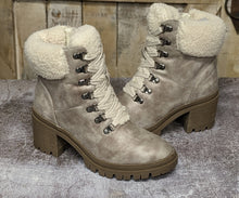 Load image into Gallery viewer, Very G Boots with the fur Alpine Cream with Faux Fur Collar