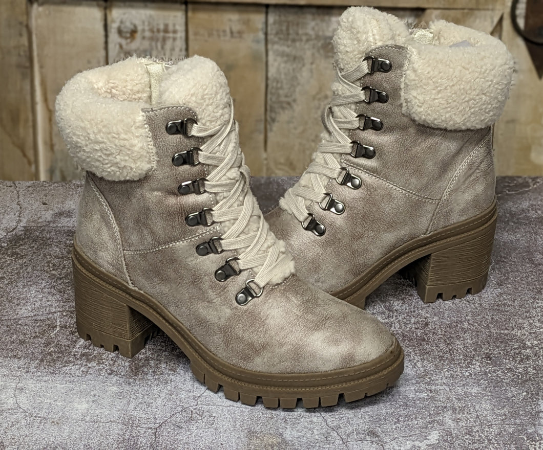 Very G Boots with the fur Alpine Cream with Faux Fur Collar