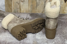 Load image into Gallery viewer, Very G Boots with the fur Alpine Cream with Faux Fur Collar
