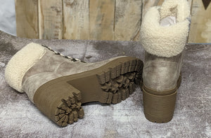Very G Boots with the fur Alpine Cream with Faux Fur Collar