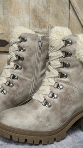 Very G Boots with the fur Alpine Cream with Faux Fur Collar