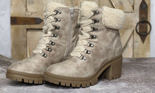 Load image into Gallery viewer, Very G Boots with the fur Alpine Cream with Faux Fur Collar