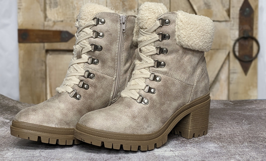 Very G Boots with the fur Alpine Cream with Faux Fur Collar