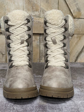 Load image into Gallery viewer, Very G Boots with the fur Alpine Cream with Faux Fur Collar