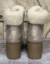 Load image into Gallery viewer, Very G Boots with the fur Alpine Cream with Faux Fur Collar