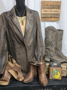 This women's vintage brown color leather western jacket from Scully's Leatherwear collection features a single button front, a collar, side slits, and lacing accents.