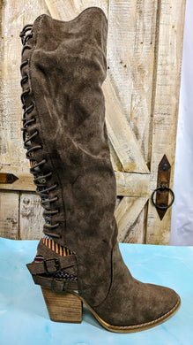 The perfect boot we Love them! Available in brown, they feature lace up the back style combined with two buckles in the back. Don't miss out on these gorgeous boots! Women's high boots Lace up the back combined with two buckle design