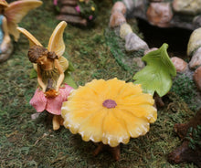 Load image into Gallery viewer, Fairy Garden Daisy Table with leaf chairs -  MG345