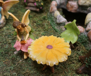 Fairy Garden Daisy Table with leaf chairs -  MG345