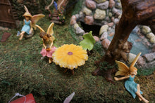 Load image into Gallery viewer, Fairy Garden Daisy Table with leaf chairs -  MG345
