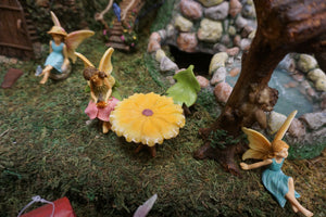 Fairy Garden Daisy Table with leaf chairs -  MG345