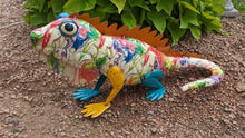 Load image into Gallery viewer, Unique lizard garden art statue gecko garden decor