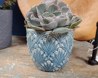 CERAMIC, FAN DESIGN, 4” PLANTER POT, PLANTS NOT INCLUDED. HAS A TEAL-GREY COLORING FOR AN ANTIQUE LOOK. HAS A DRAINAGE HOLE.